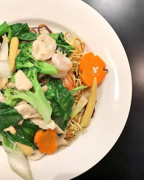 Ms. Li chicken chow mein with vegetables over crispy golden noodles